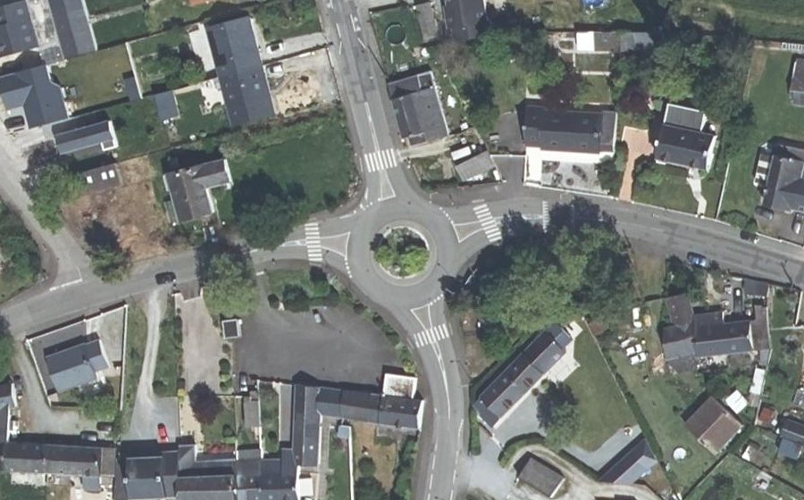 Vue aérienne du Rond-point anonyme n°25397579