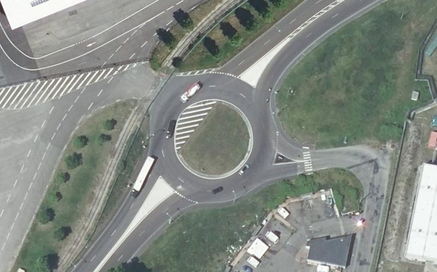 Vue aérienne du Rond-point anonyme n°25397638