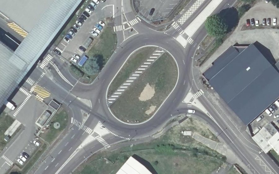 Vue aérienne du Rond-point anonyme n°25397640