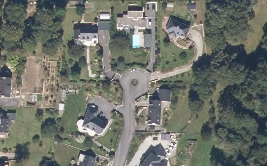 Vue aérienne du Rond-point anonyme n°253982972