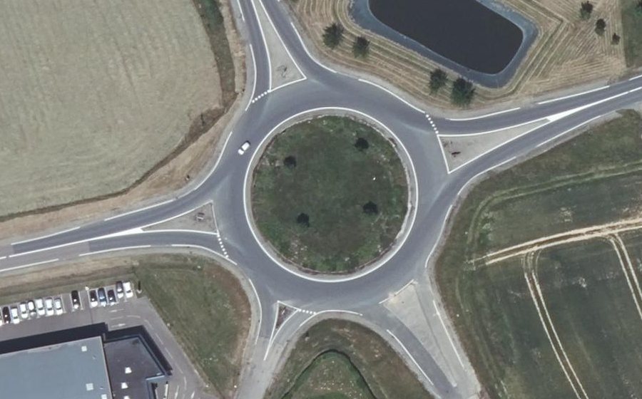 Vue aérienne du Rond-point anonyme n°25399335