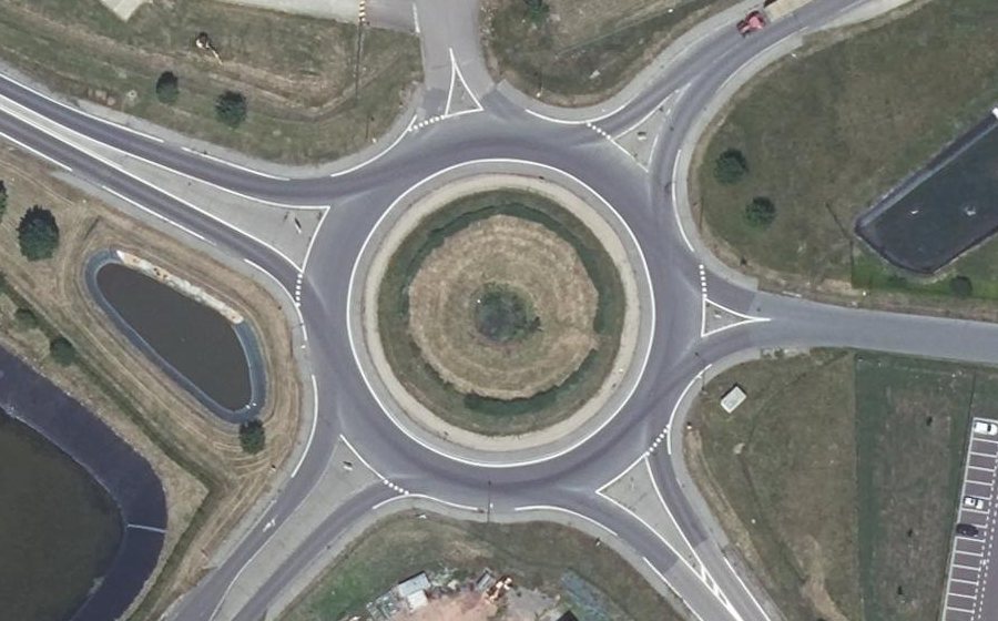 Vue aérienne du Rond-point anonyme n°25399337