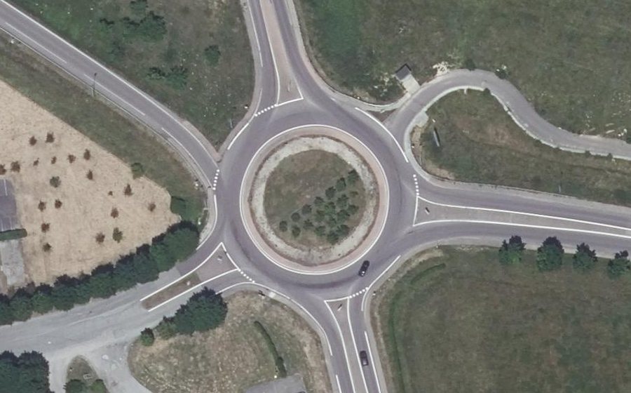 Vue aérienne du Rond-point anonyme n°25399338