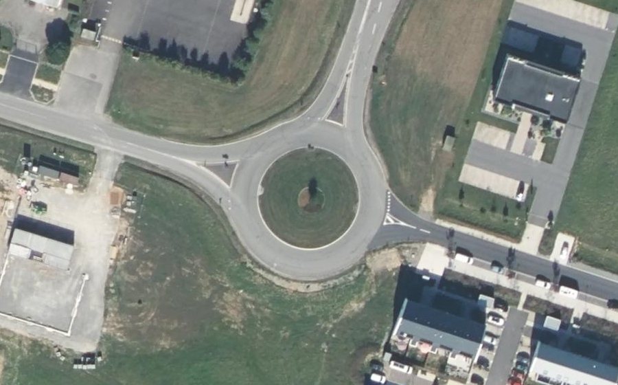 Vue aérienne du Rond-point anonyme n°25399767