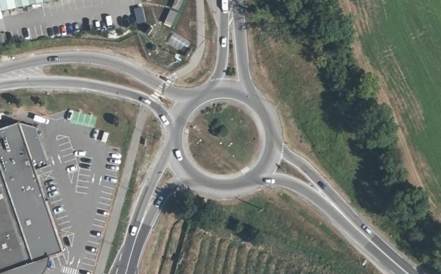 Vue aérienne du Rond-point anonyme n°254003488