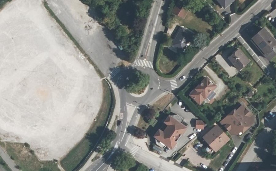 Vue aérienne du Rond-point anonyme n°254003663