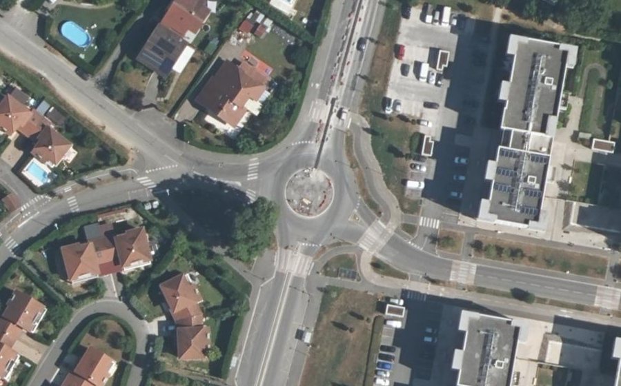 Vue aérienne du Rond-point anonyme n°254003758