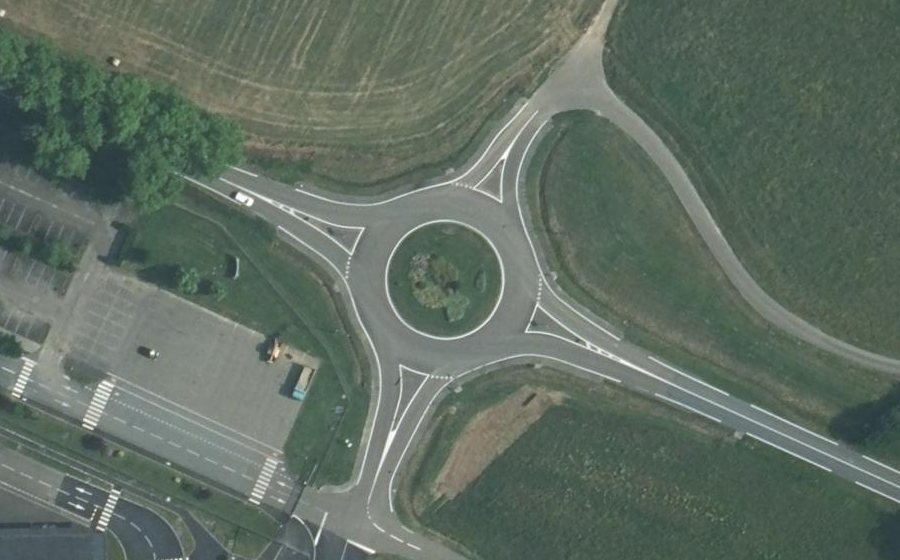 Vue aérienne du Rond-point anonyme n°25408322
