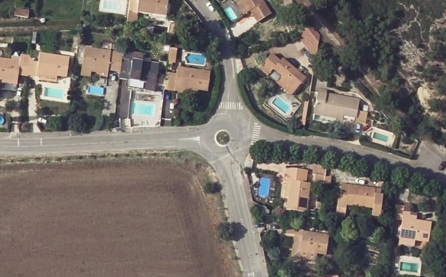 Vue aérienne du Rond-point anonyme n°25410625