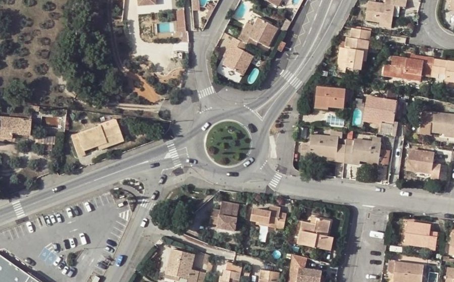 Vue aérienne du Rond-point anonyme n°25411036