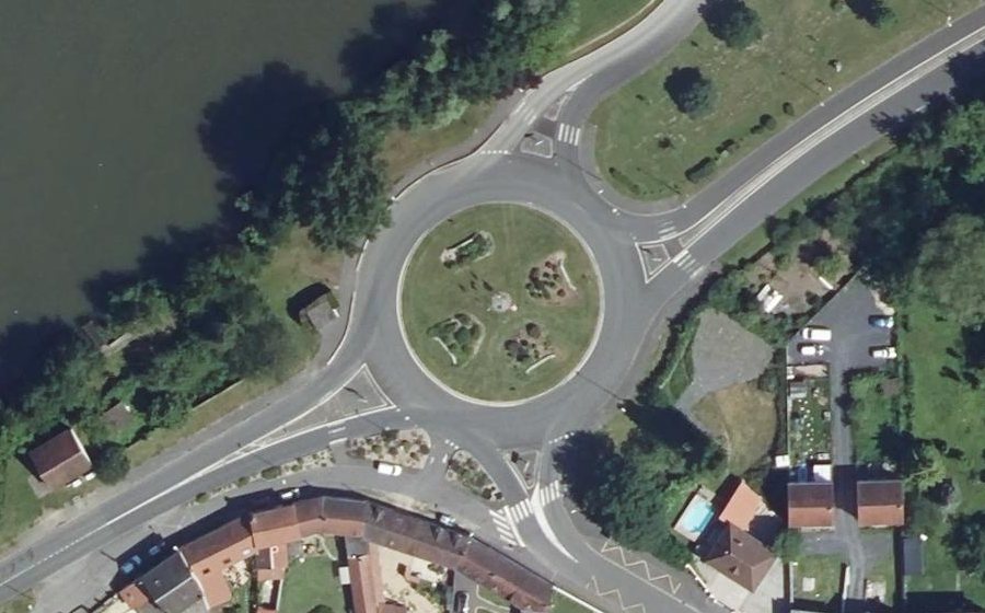 Vue aérienne du Rond-point anonyme n°25411329