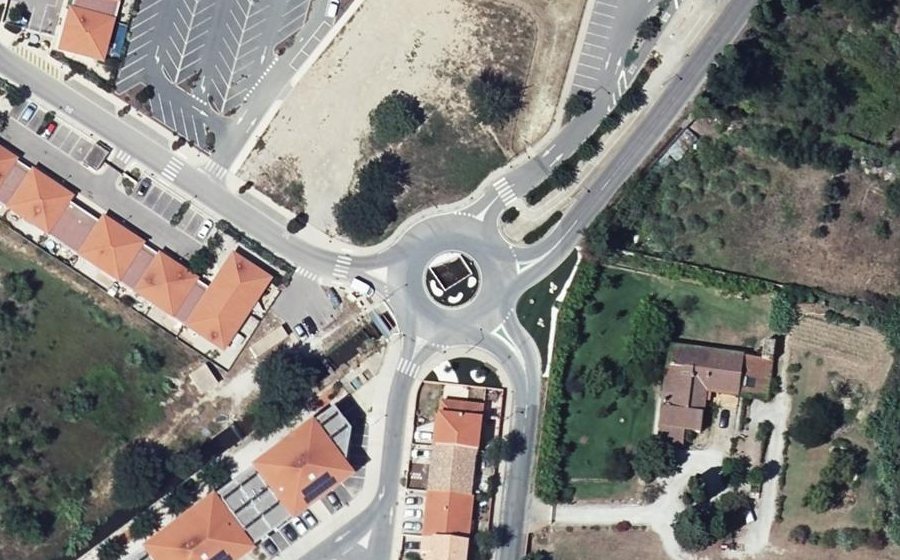 Vue aérienne du Rond-point anonyme n°254117218