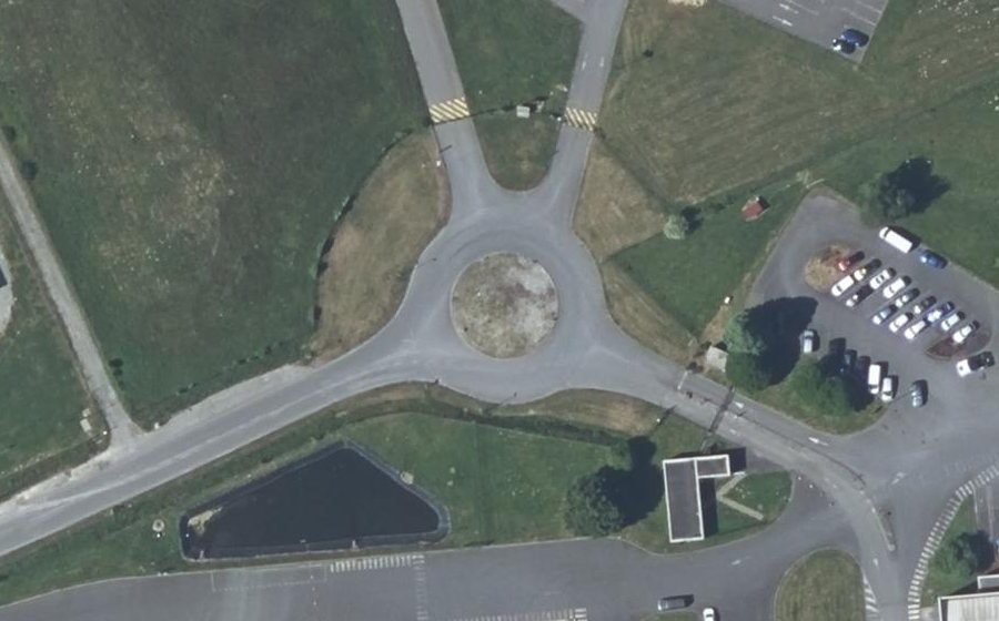 Vue aérienne du Rond-point anonyme n°254150381