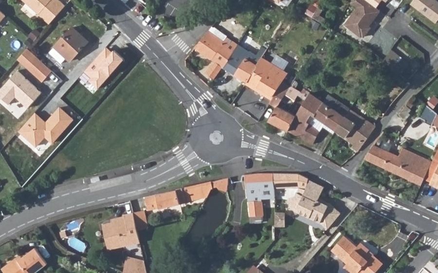 Vue aérienne du Rond-point anonyme n°254155157