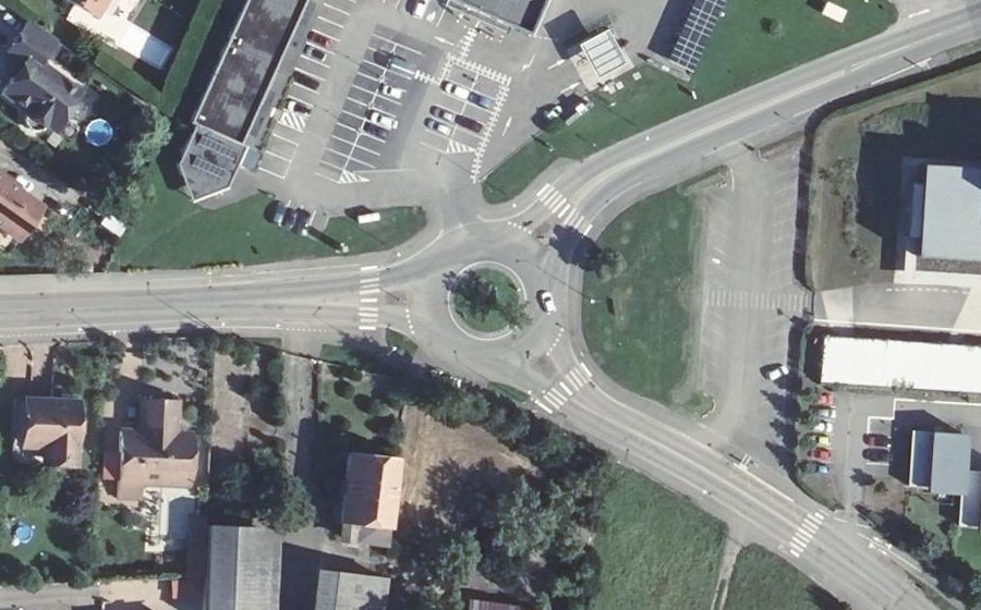 Vue aérienne du Rond-point anonyme n°254155791