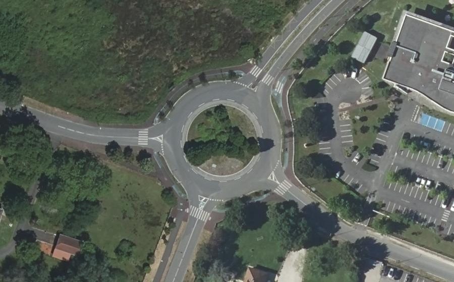 Vue aérienne du Rond-point anonyme n°25417644