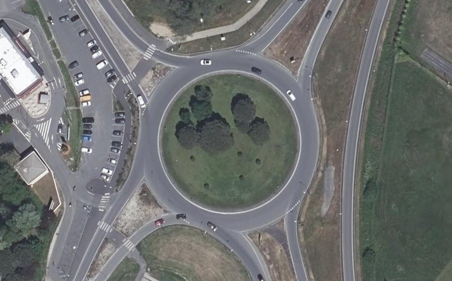 Vue aérienne du Rond-point anonyme n°25417809