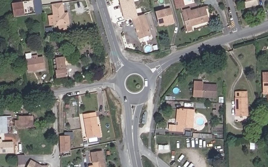 Vue aérienne du Rond-point anonyme n°25417812