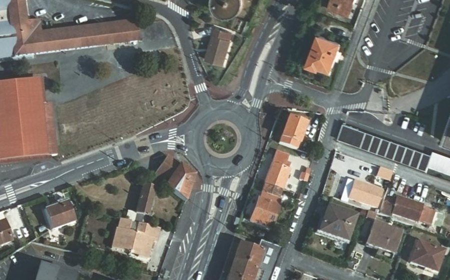 Vue aérienne du Rond-point anonyme n°25418367