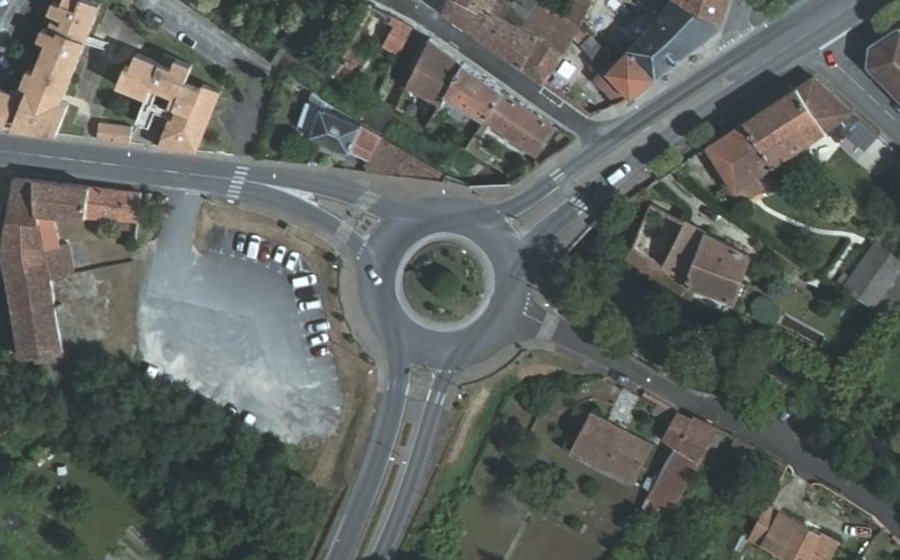 Vue aérienne du Rond-point anonyme n°25418674