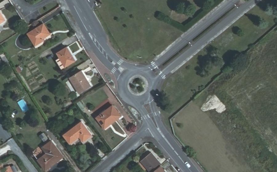 Vue aérienne du Rond-point anonyme n°25418677