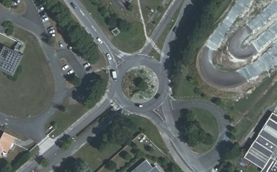 Vue aérienne du Rond-point anonyme n°25418678