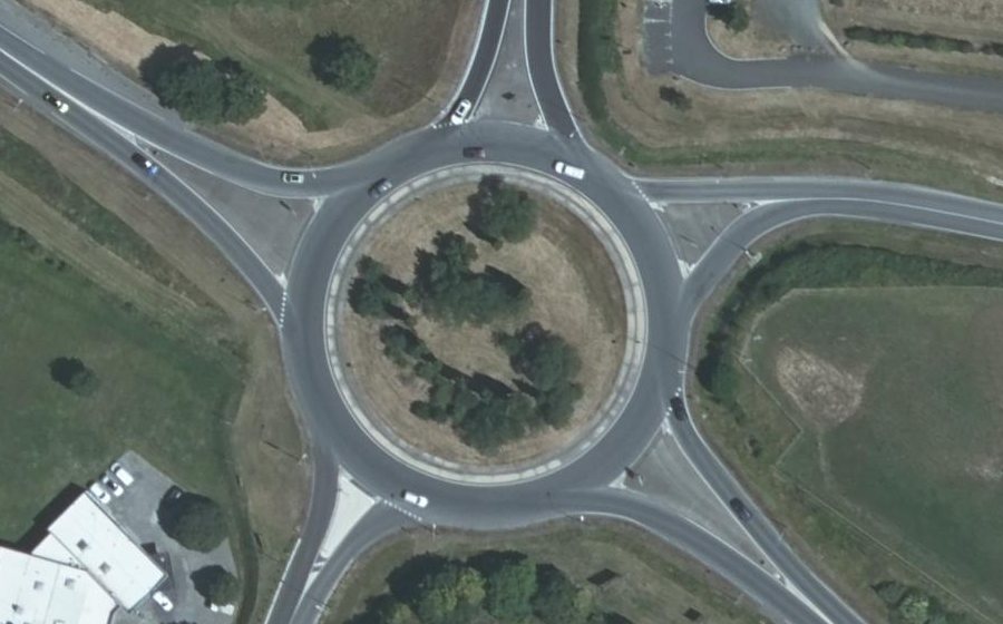 Vue aérienne du Rond-point anonyme n°25418686