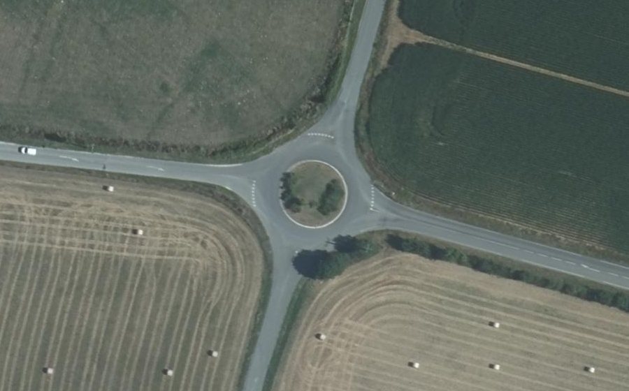 Vue aérienne du Rond-point anonyme n°25419154