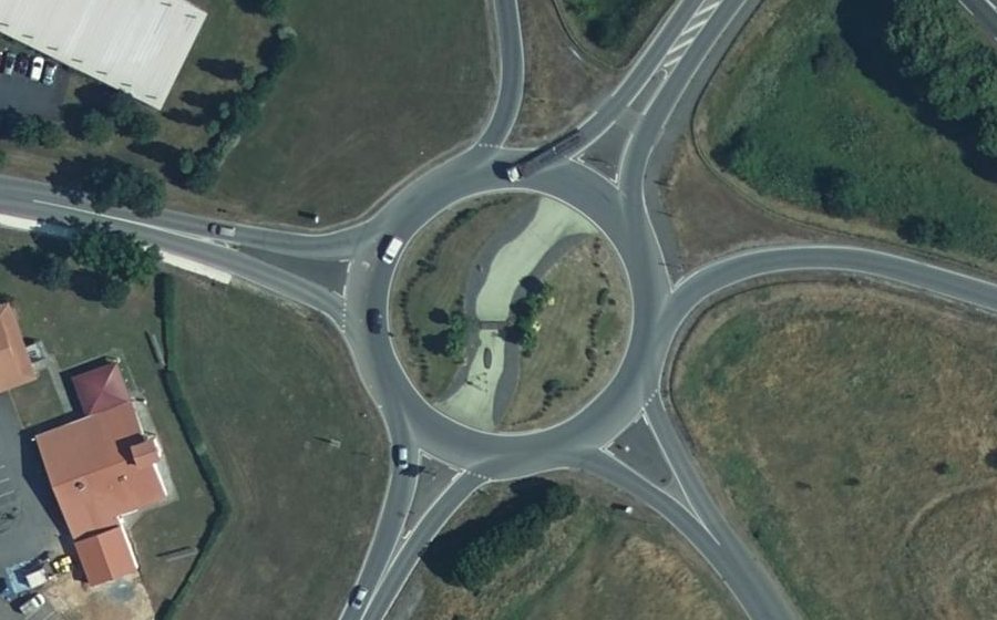 Vue aérienne du Rond-point anonyme n°25419404