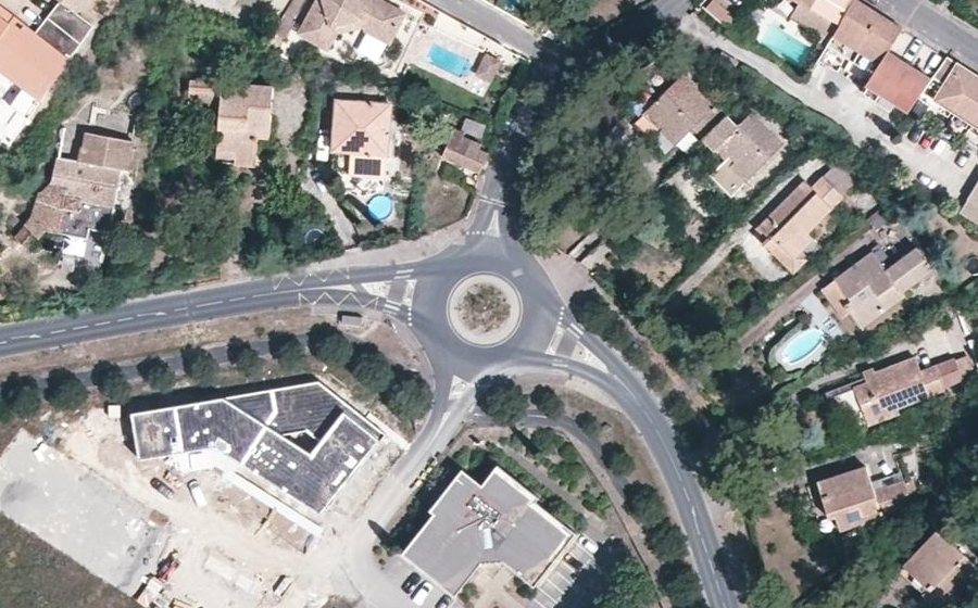 Vue aérienne du Rond-point anonyme n°254195374