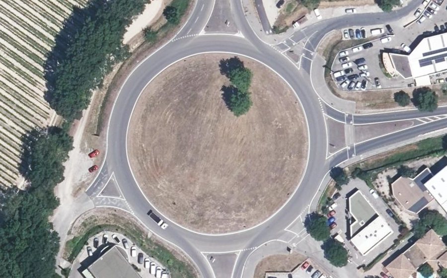 Vue aérienne du Rond-point anonyme n°254198508
