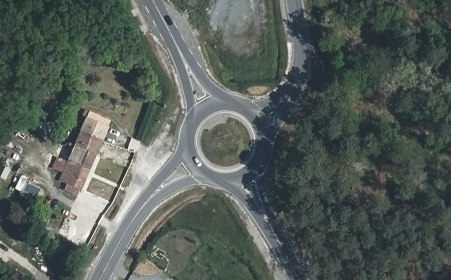 Vue aérienne du Rond-point anonyme n°254209298
