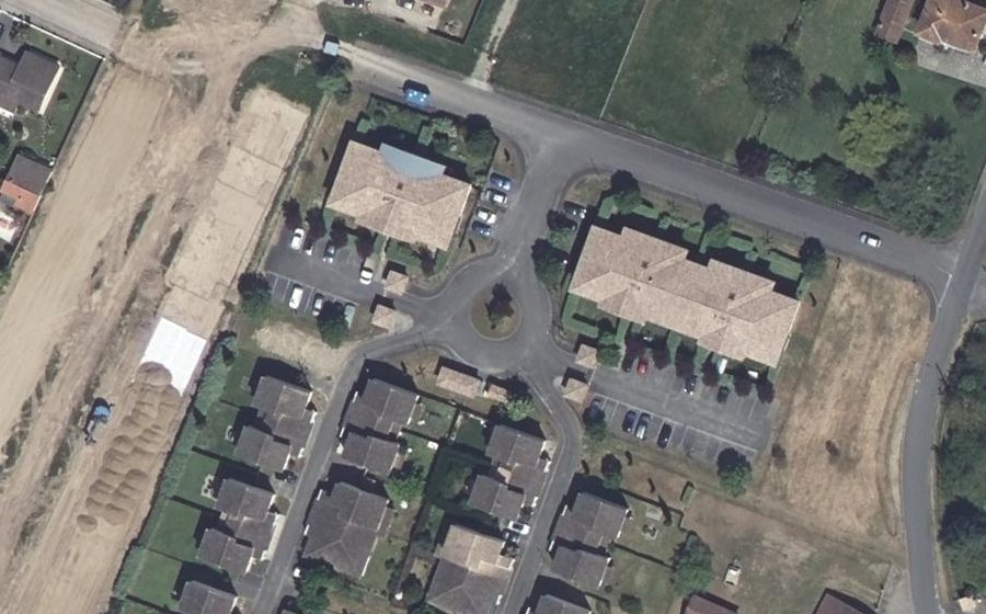 Vue aérienne du Rond-point anonyme n°254212868