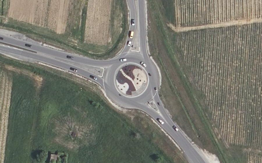 Vue aérienne du Rond-point anonyme n°254212910