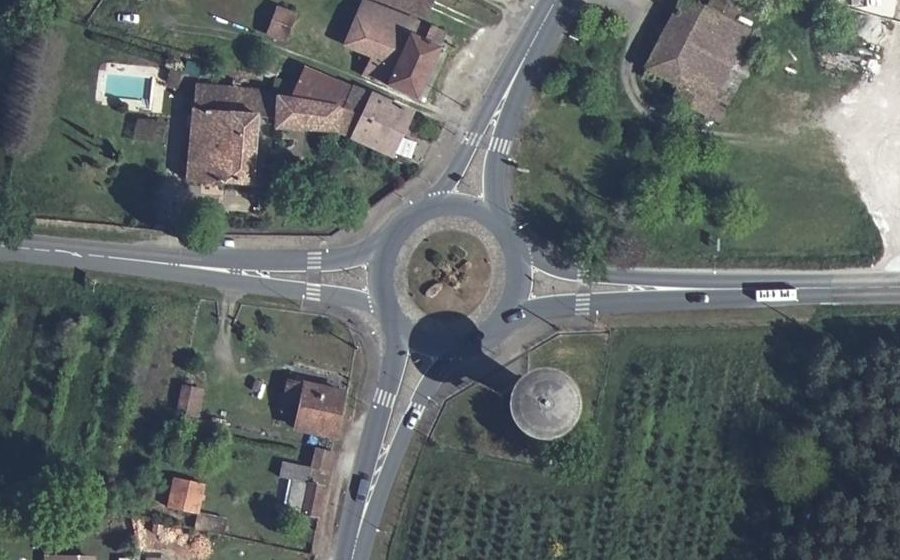 Vue aérienne du Rond-point anonyme n°25423545