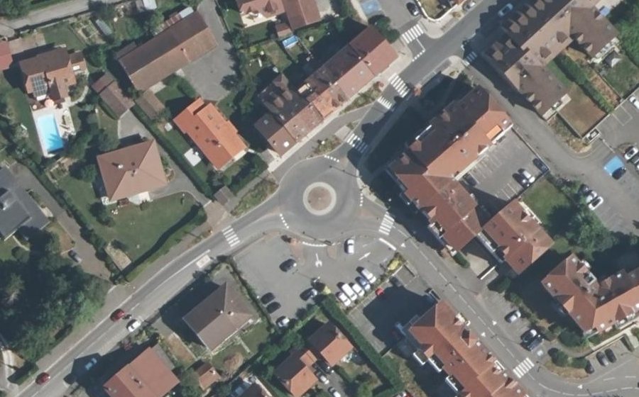 Vue aérienne du Rond-point anonyme n°254244303