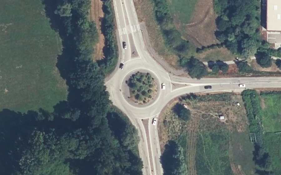 Vue aérienne du Rond-point anonyme n°254249379