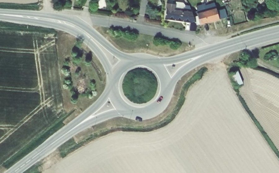 Vue aérienne du Rond-point anonyme n°254250647