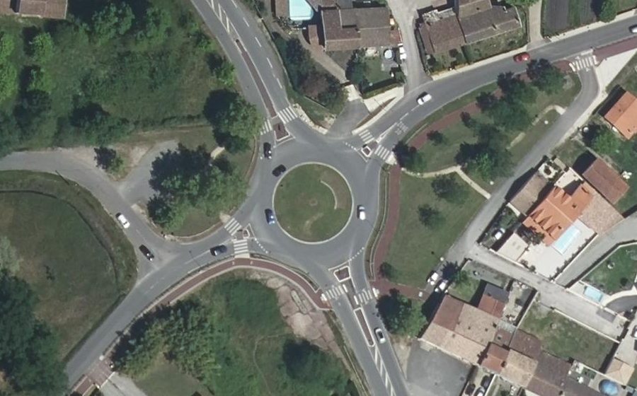 Vue aérienne du Rond-point anonyme n°25427502
