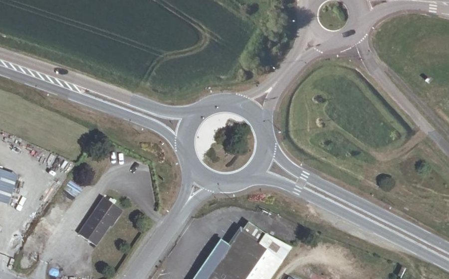Vue aérienne du Rond-point anonyme n°254276072