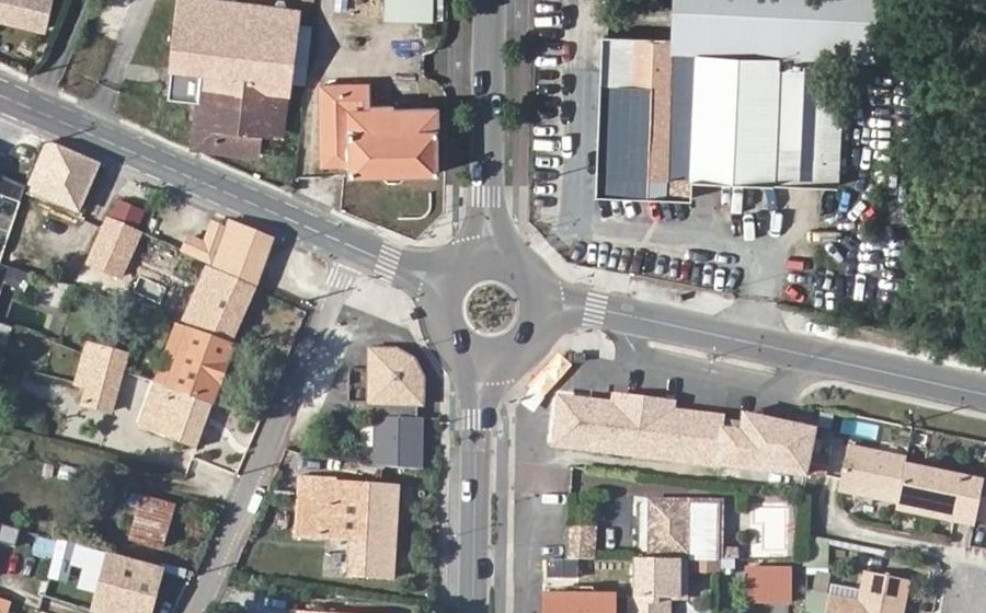 Vue aérienne du Rond-point anonyme n°25427684