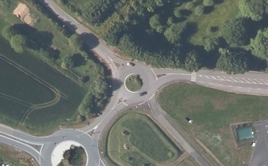 Vue aérienne du Rond-point anonyme n°254280321
