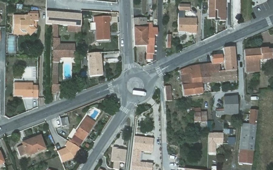 Vue aérienne du Rond-point anonyme n°254325598