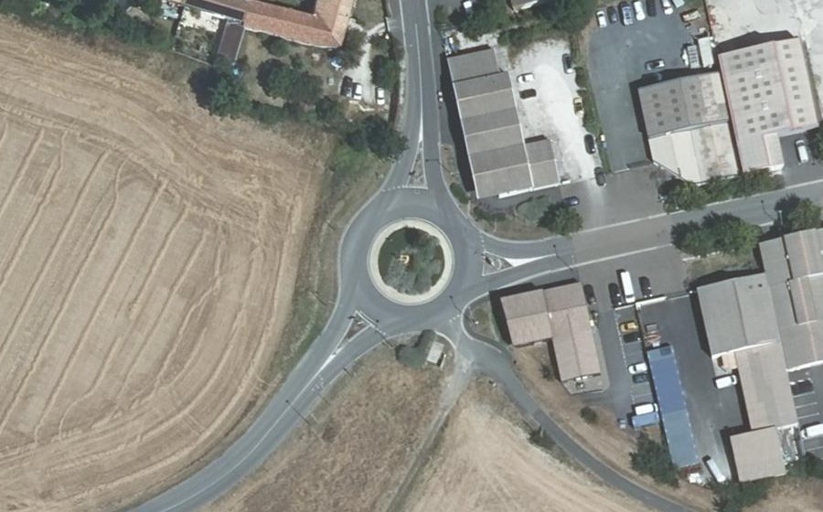 Vue aérienne du Rond-point anonyme n°254328641