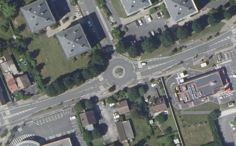 Vue aérienne du Rond-point anonyme n°254331071