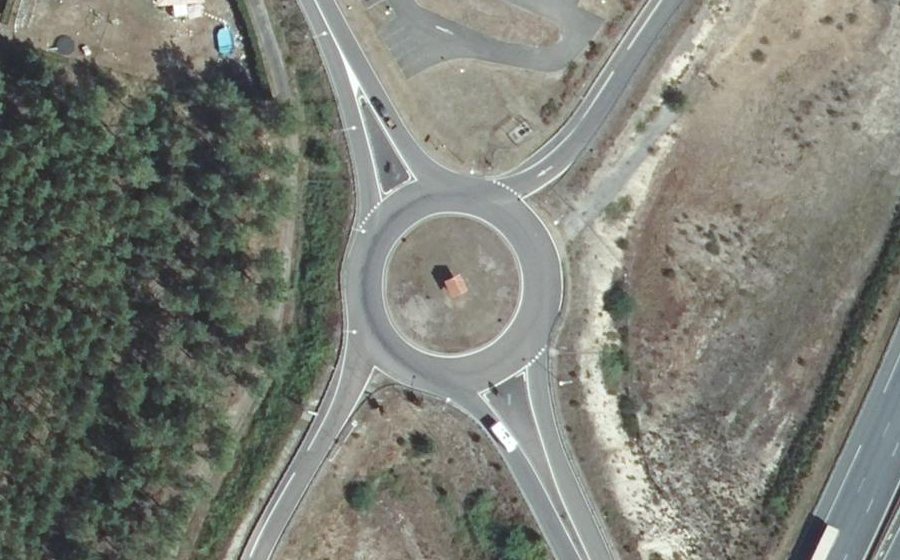 Vue aérienne du Rond-point anonyme n°25434360