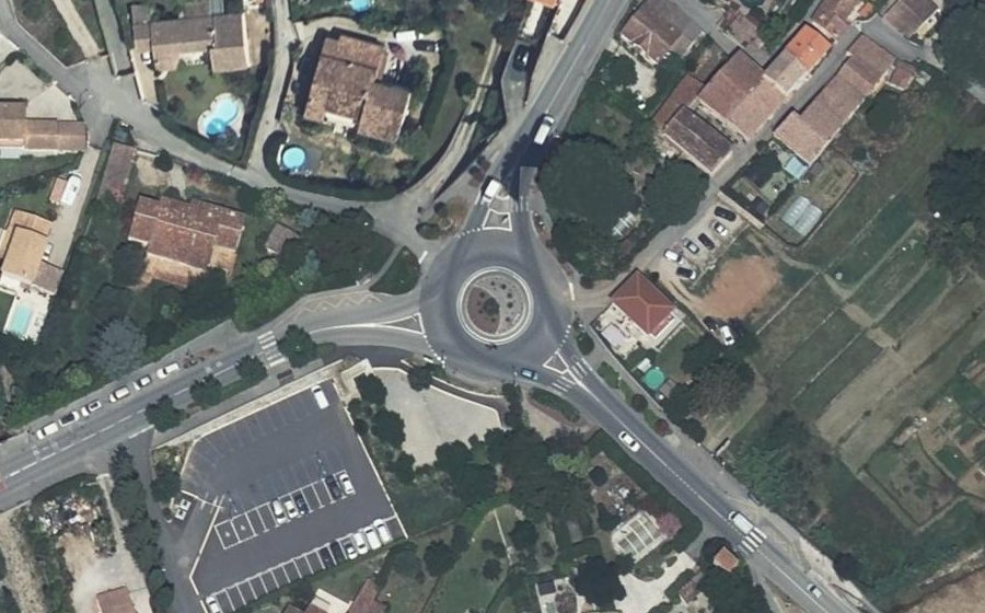 Vue aérienne du Rond-point anonyme n°25435822