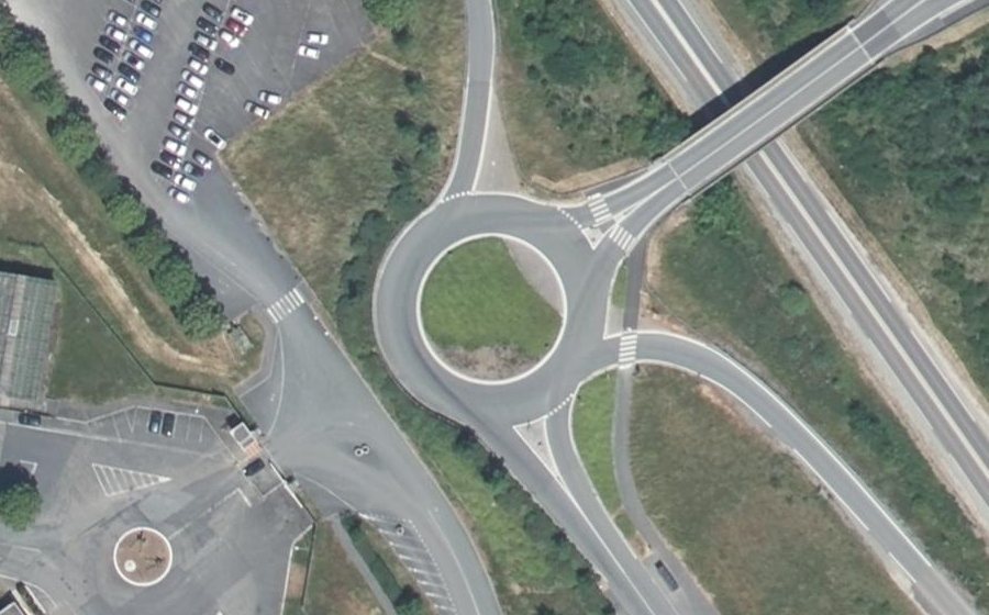Vue aérienne du Rond-point anonyme n°254391541