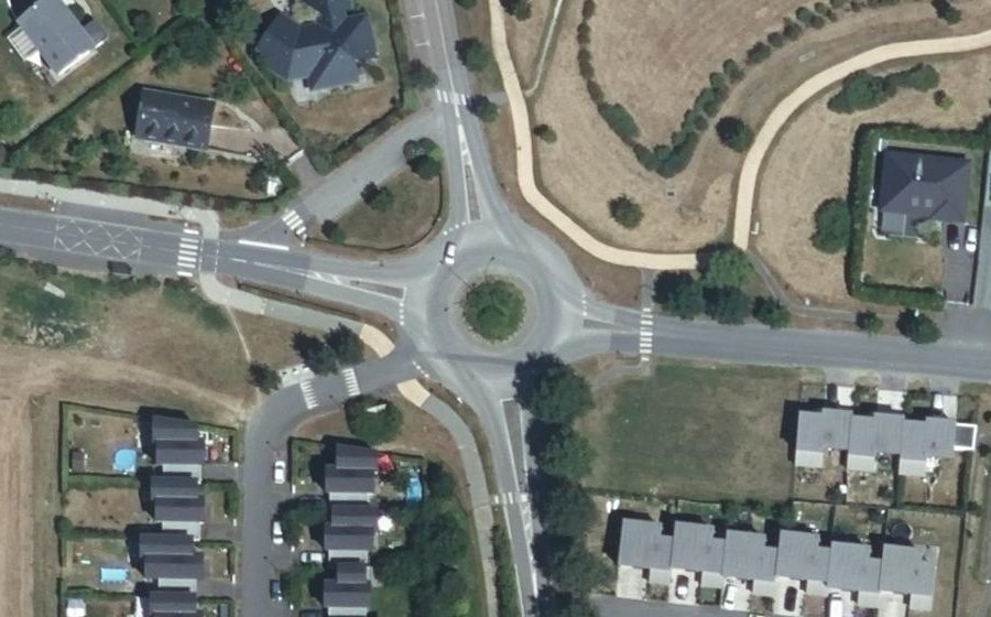 Vue aérienne du Rond-point anonyme n°25439166