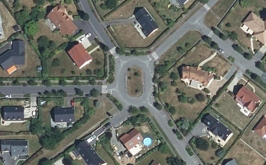 Vue aérienne du Rond-point anonyme n°25439168